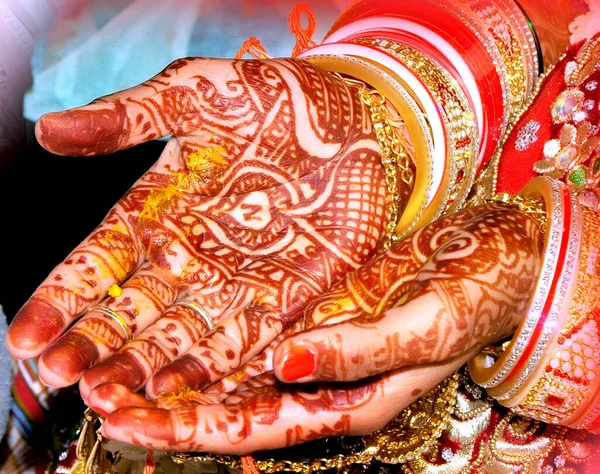 Indian Bride Showing Her Hand Mehndi Tattoos Design — стоковое фото