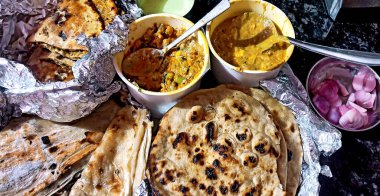 Taze sebzeli thali 'nin en iyi manzarası kafe ve restorandaki masada.