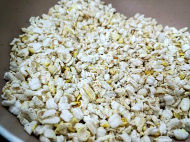 Patlamış pirinç yakın çekim Paddy tohumu pişirilmek üzere sıcakta kızartılmış