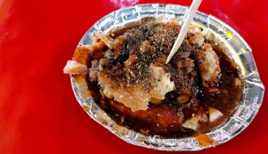 Chole Samosa Chaat, Kuzey Hindistan 'da çok sevilen bir yol kenarı ziyafeti.