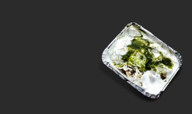 Dahi Vada, Hindistan kökenli ve Güney Asya 'da popüler olan bir Chaat türüdür. Vadas 'ı kalın safra ya da lor ile ıslatarak hazırlanır. seçici odak