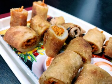 Hindistan 'da bir tabakta erişteyle doldurulmuş parmak ruloları.