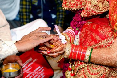 Hindu düğün töreni. Hindistan 'daki geleneksel Hint düğününün detayları.