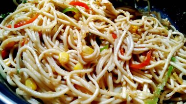 Lezzetli Şempanze Eriştesi veya Szechwan sebzesi Hakka Eriştesi veya chow mein, Hint-Çin 'in popüler tariflerinden biridir.