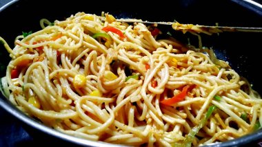 Lezzetli Şempanze Eriştesi veya Szechwan sebzesi Hakka Eriştesi veya chow mein, Hint-Çin 'in popüler tariflerinden biridir.