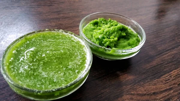 Zdrowy Indyjski Zielony Chutney Lub Sos Wykonane Przy Użyciu Kolendry — Zdjęcie stockowe