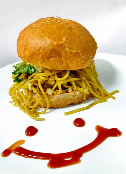 在木制餐桌背景的白盘上放有生菜 洋葱和西红柿的美味新鲜家庭汉堡包特写 — 图库照片