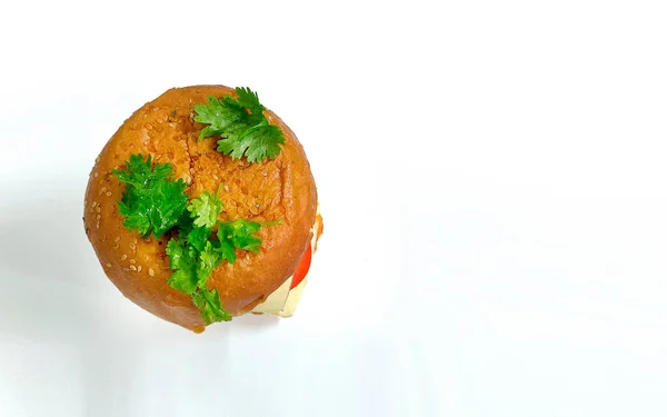 Uma Vista Superior Hambúrguer Com Queijo Tomate Cebola Fundo Branco — Fotografia de Stock