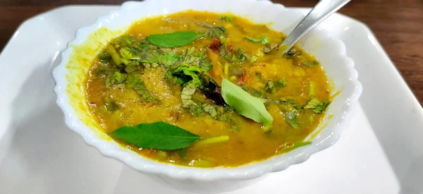 伝統的な南インドのスナック サンバル スープとカレーの葉は白い背景に隔離されています — ストック写真