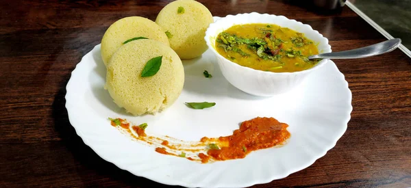 Südindisches Frühstücksidli Sambar Und Kokosnuss Chutney Isoliert Auf Weißem Hintergrund — Stockfoto