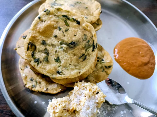 Poori Een Ideaal Indiaans Ontbijt Geserveerd Met Tomatensaus Selectieve Focus — Stockfoto