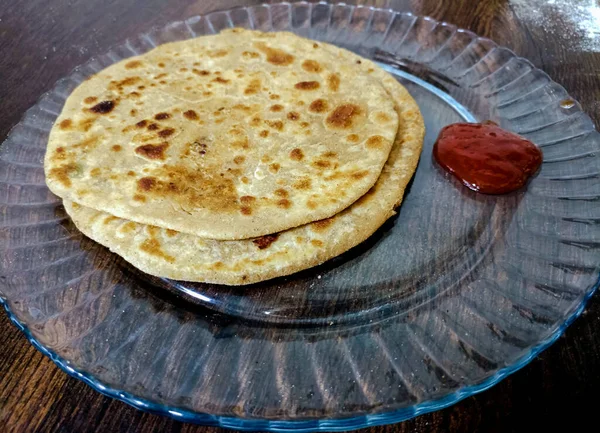 Aloo Parantha Desayuno Indio Ideal Servido Con Salsa Tomate Enfoque —  Fotos de Stock