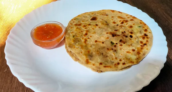 Aloo Parantha Pequeno Almoço Indiano Ideal Servido Com Molho Tomate — Fotografia de Stock