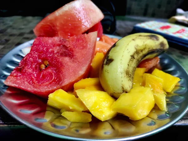 Prato Com Frutas Diferentes Mesa Cozinha — Fotografia de Stock