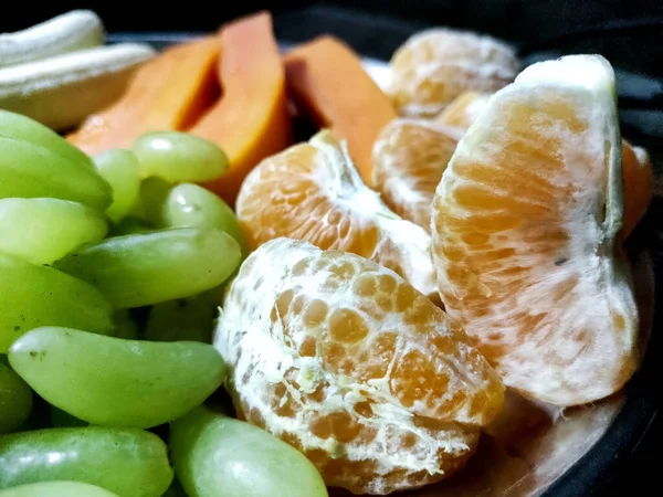 Ein Teller Mit Verschiedenen Früchten Auf Dem Küchentisch — Stockfoto