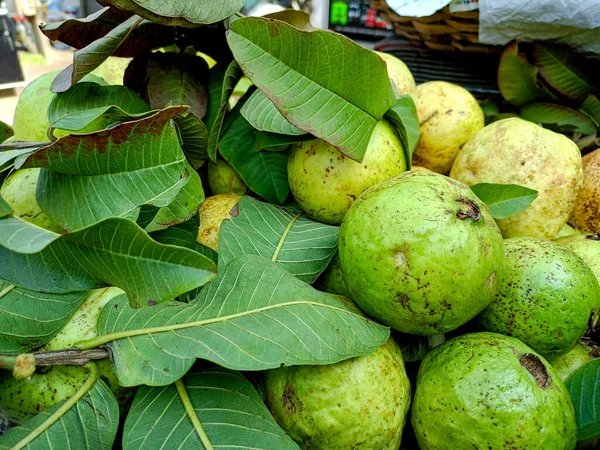 Fresh Juicy Healthy Sweet Guava Fruit Leaves Market — Foto Stock