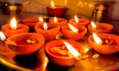 Diya lambasının ateşle kapatılması. Geleneksel Diwali festivali