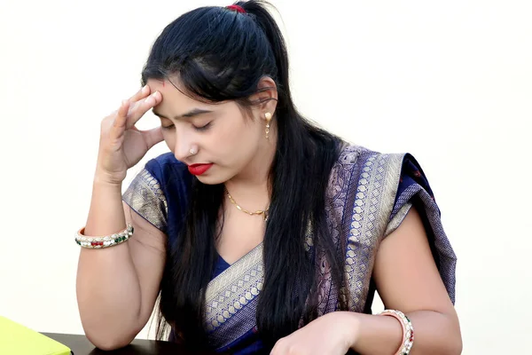 Traditional Indian Woman Headache Holding Her Hands Head — Fotografia de Stock