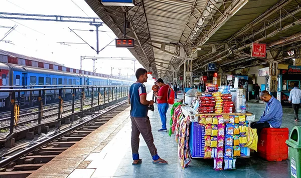 Άγνωστοι Άνθρωποι Περπατούν Στο Σιδηροδρομικό Σταθμό Lucknow Junction Τον Μάρτιο — Φωτογραφία Αρχείου