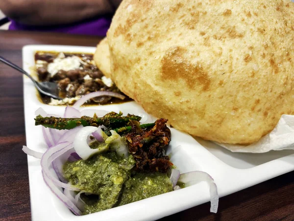 著名的Chole Bhature 印度菜辛辣的Chick Peas咖哩 也被称为Chole或Chana Masala 是北印度的传统主菜配方 通常与油炸Puri或Bhature一起食用 有选择的重点 — 图库照片