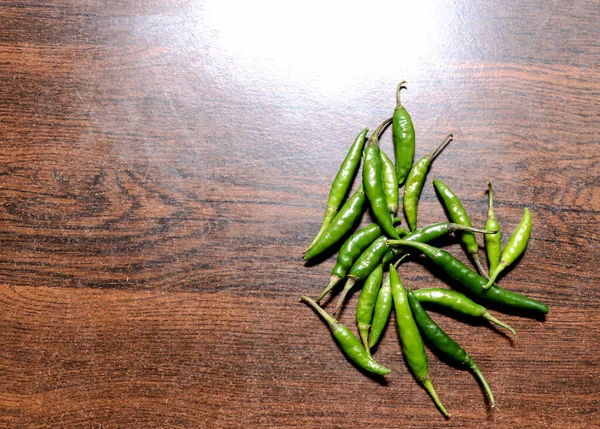 Een Bovenaanzicht Van Groene Chili Pepers Oude Houten Tafel Keuken — Stockfoto