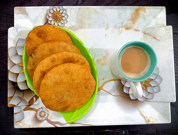 Indische Schlangen Essen Kachouri Oder Kachoudi Kachori Serviert Mit Tee — Stockfoto