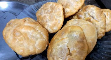 Hint yemeği daal kacchori, kachori ya da kachodi, Rajasthani kızarmış çay saati aperatifi.