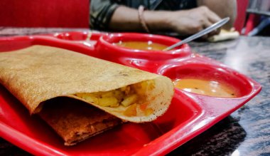 Masala dosa, sambhar ve hindistan cevizi turşusuyla servis edilen bir Güney Hint yemeğidir. Seçici odak