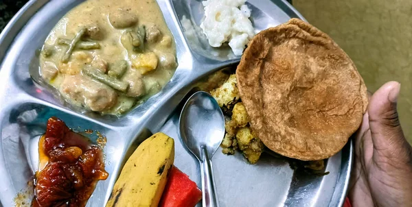 Puri Sabji 印度半干土豆辣味菜谱 也被称为 Batata Aloo Sabji 带有油炸土豆 — 图库照片