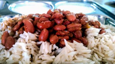 Bir tabak Hint kırmızı böbrekli fasulye körisi ya da Rajma Masala ve pilav, seçici odak noktası.