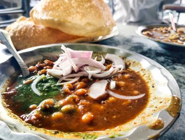 Chole Samosa Chaat, Kuzey Hindistan 'da çok popüler bir yol kenarı ziyafeti. Seçici odak