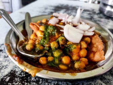 Chole Samosa Chaat, Kuzey Hindistan 'da çok popüler bir yol kenarı ziyafeti. Seçici odak