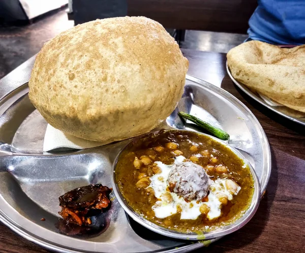 Chole Bhature 辛辣的Chick Peas咖哩 也被称为Chole或Channa Masala 是北印地安人传统的主菜配方 通常与油炸的Puri或Bhature搭配 有选择的焦点 — 图库照片