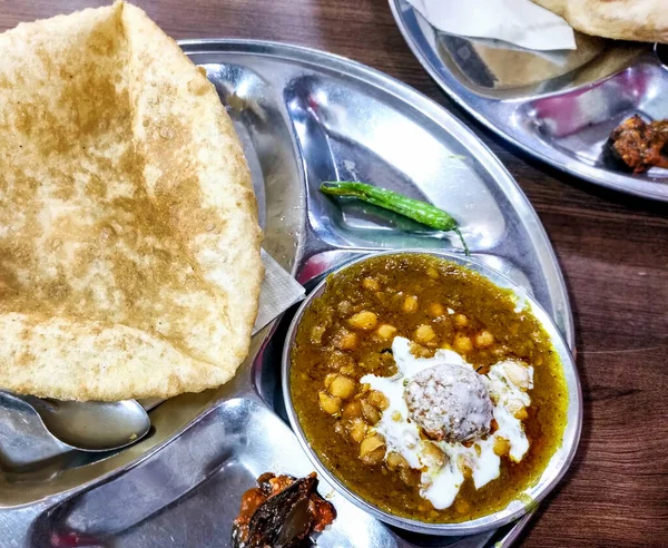 Chole Bhature 辛辣的Chick Peas咖哩 也被称为Chole或Channa Masala 是北印地安人传统的主菜配方 通常与油炸的Puri或Bhature搭配 有选择的焦点 — 图库照片