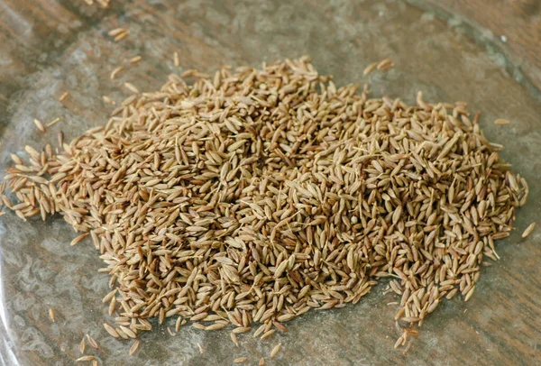 Tahta Zemindeki Bir Tabakta Kimyon Tohumları Jeera Seçici Odak — Stok fotoğraf