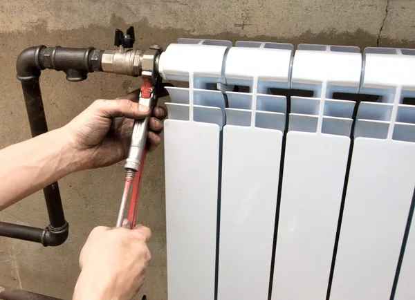 Echte foto van de installatie van een radiator — Stockfoto