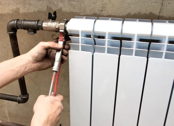 Echte foto van de installatie van een radiator — Stockfoto