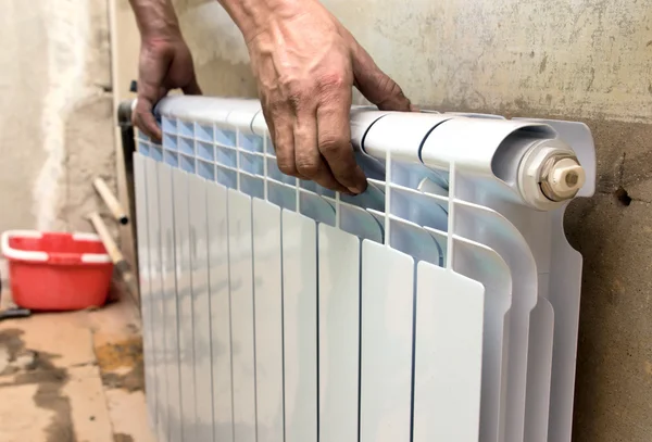 Echte foto van de installatie van een radiator — Stockfoto