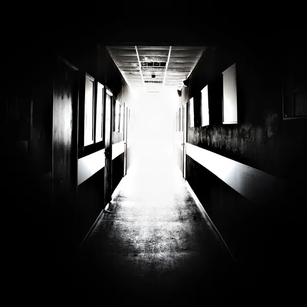 Black corridor with bright light in the end. — Stock Photo, Image