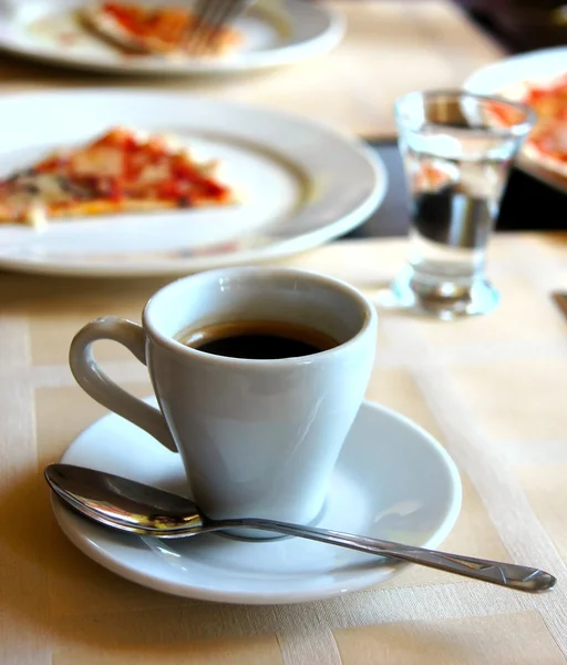 Pizza a šálek kávy na stole — Stock fotografie