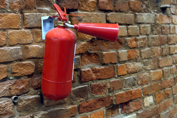 Roter Feuerlöscher — Stockfoto