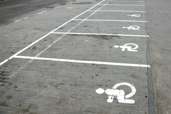 Маркировка парковки для инвалидов — стоковое фото