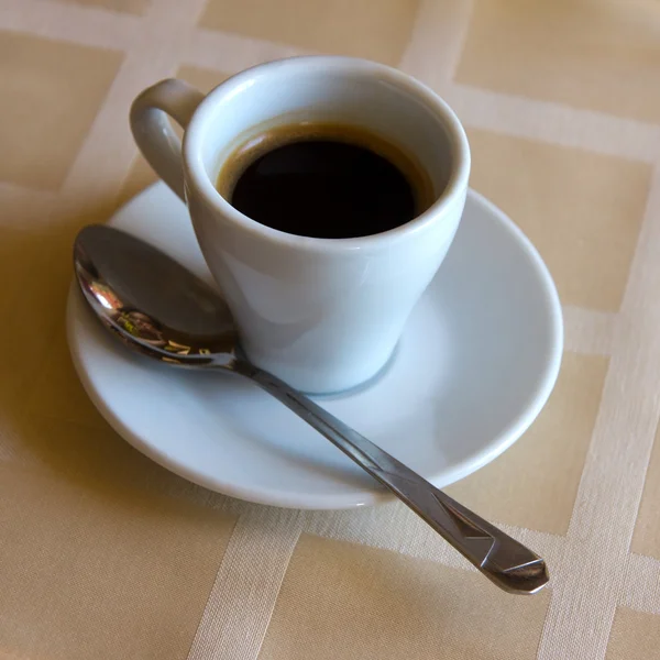 Чашка кофе на бежевой ткани — стоковое фото