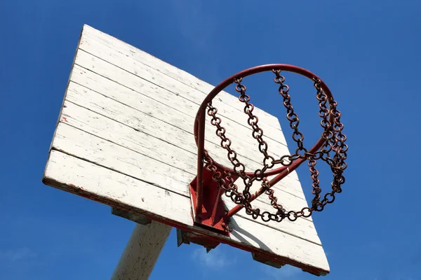 Straat basketbal mand tegen de blauwe hemel — Stockfoto