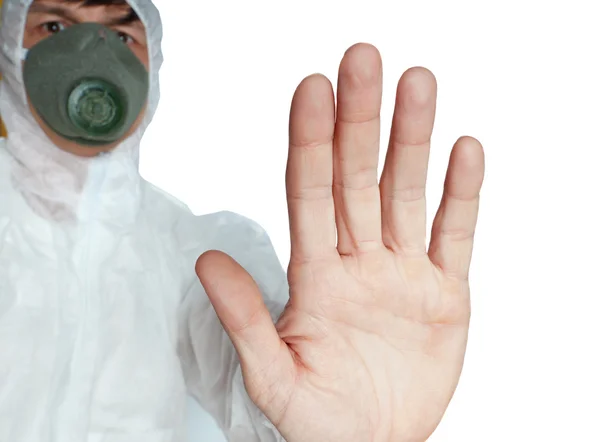 Der Mann in Schutzanzug und Atemschutzmaske zeigt ein Zeichen der Gefahr — Stockfoto