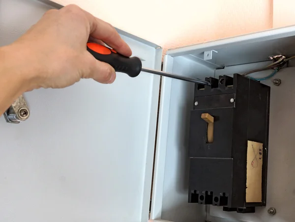 Elektrik Elektrik bir switch onarım