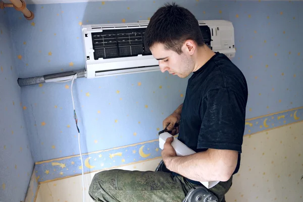 Installation of the conditioner — Stock Photo, Image