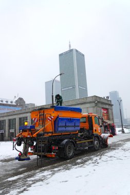 Kışın kar temizleme makinesi