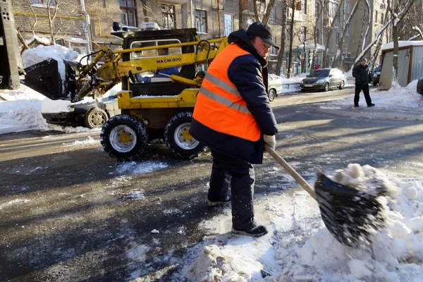 Limpiando nieve — Foto de Stock