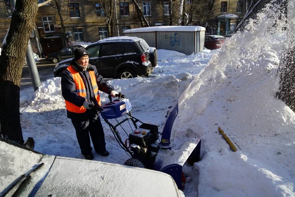 Clearing snow — Stock Photo, Image
